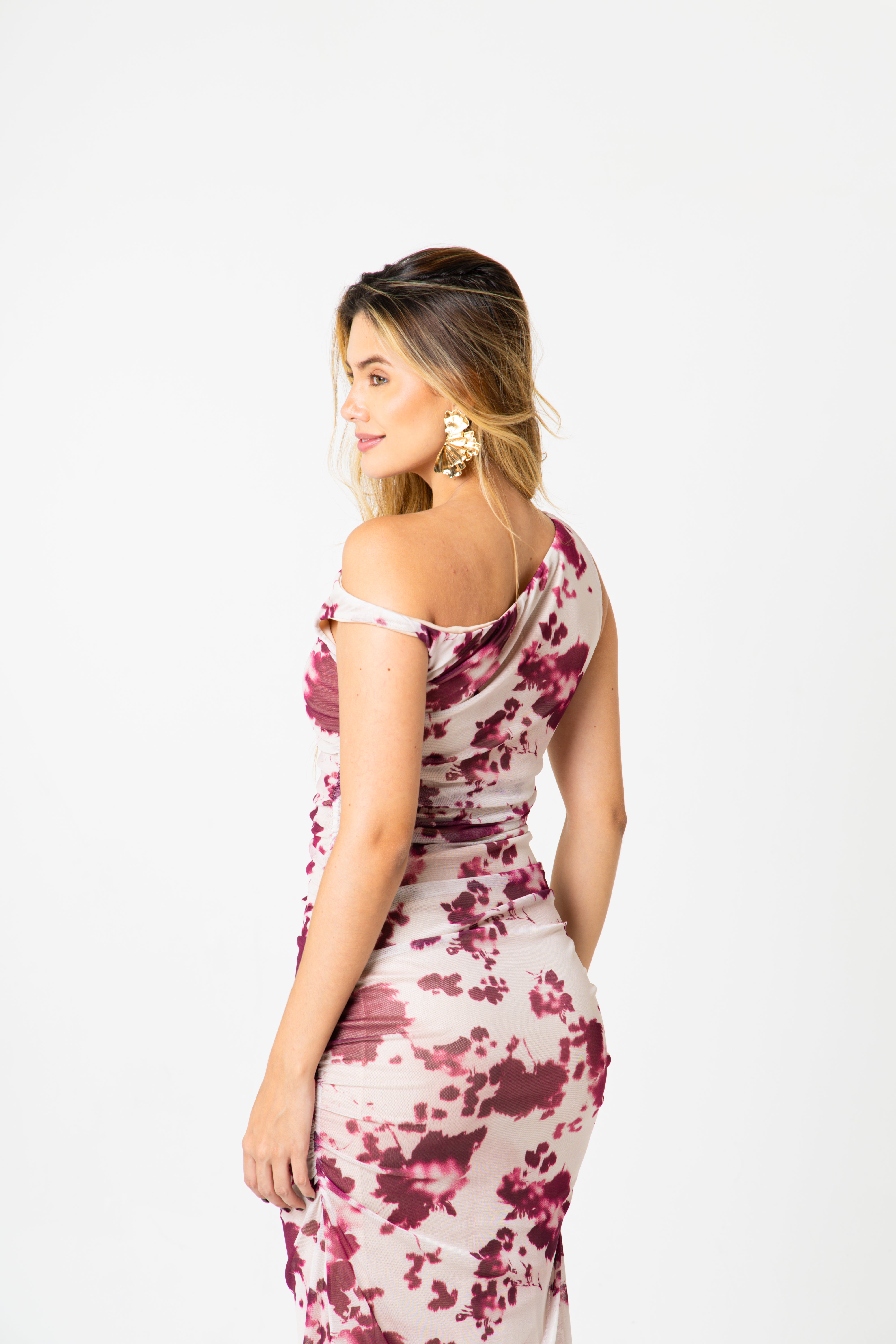 VESTIDO ASSIMÉTRICO LONGO EM TULE