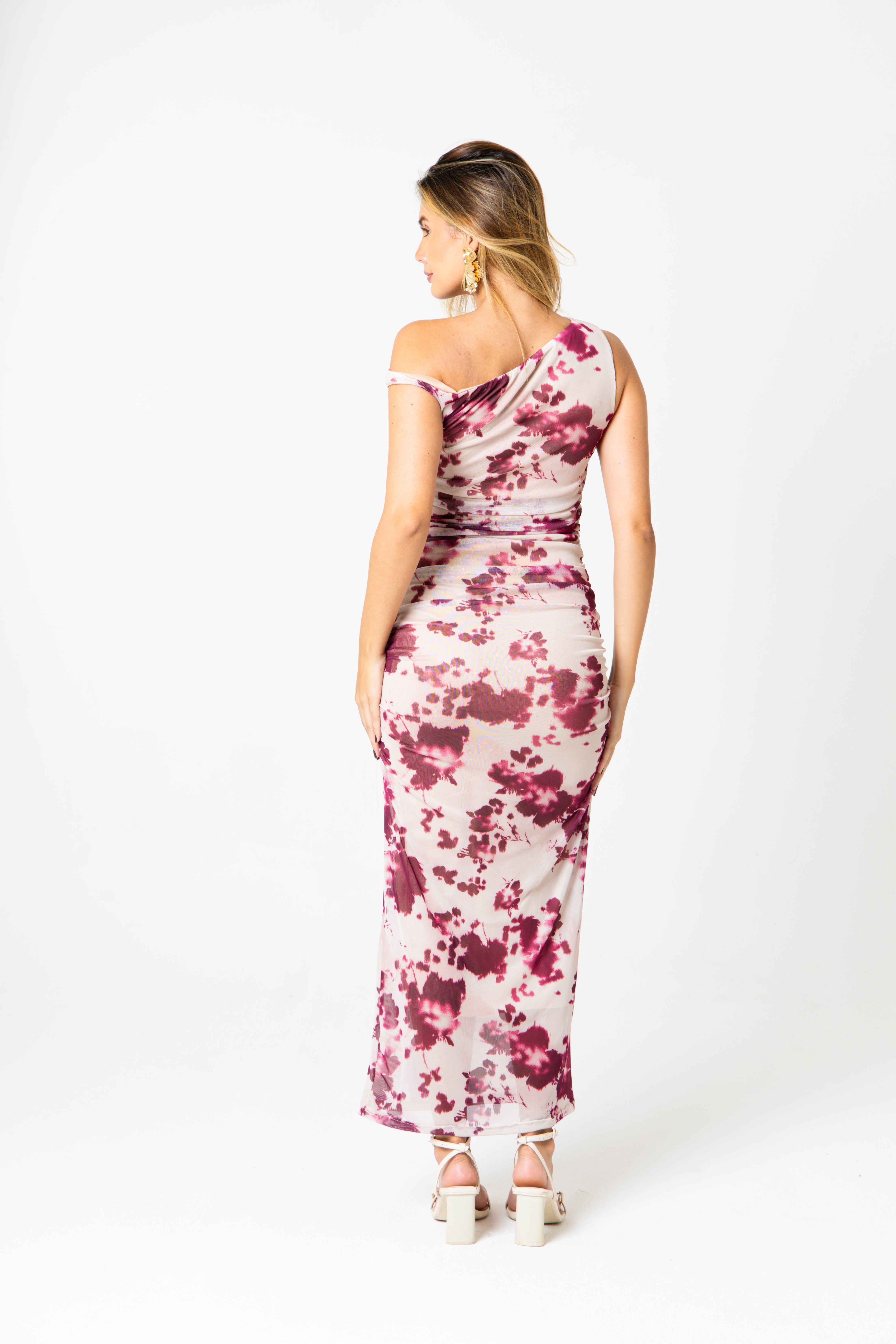 VESTIDO ASSIMÉTRICO LONGO EM TULE