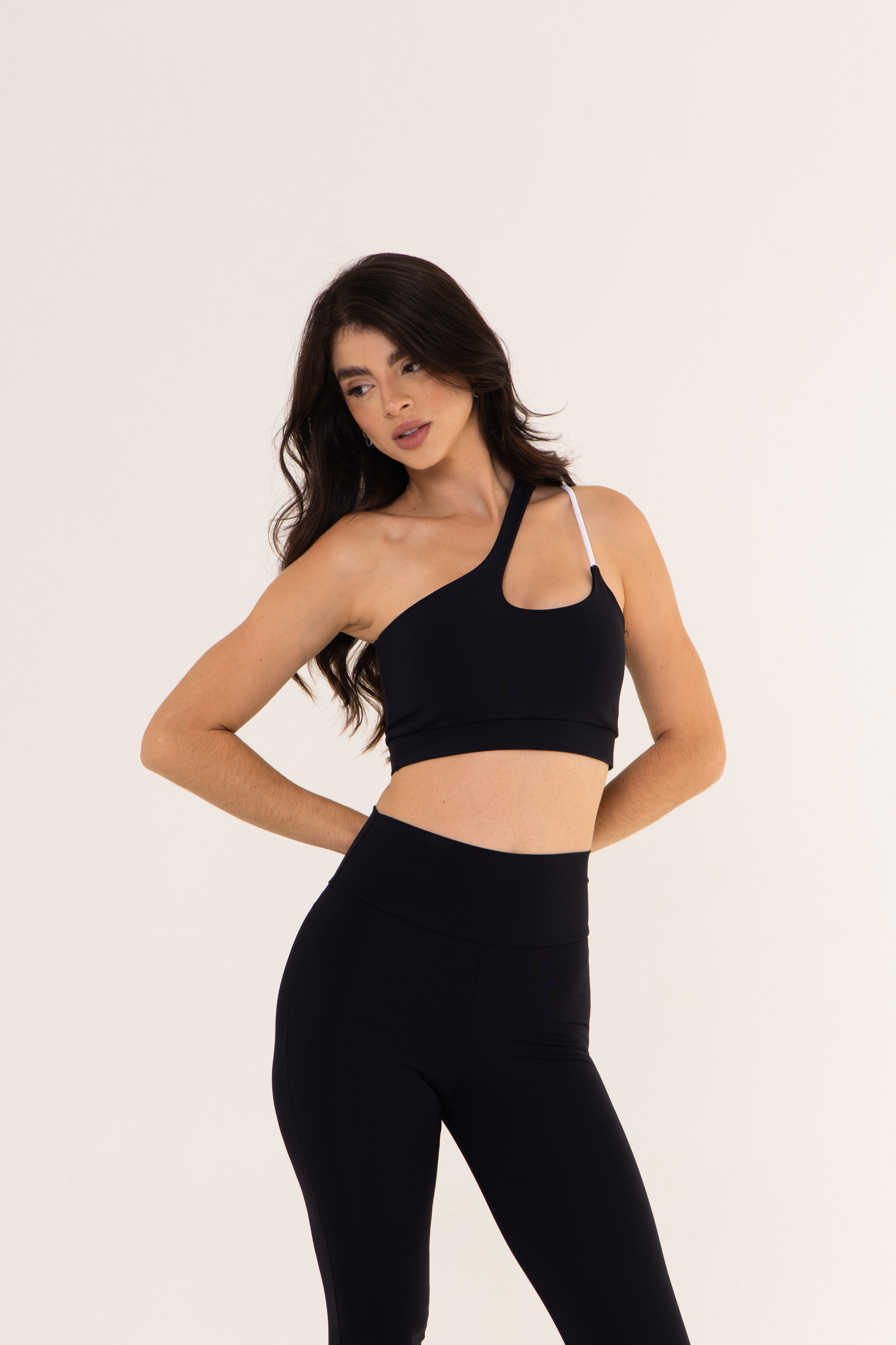 TOP CROPPED ASSIMÉTRICO BICOLOR - PRETO
